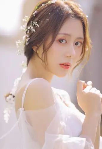 大眼美女模特丰满嘟嘟唇诱惑大胆写真