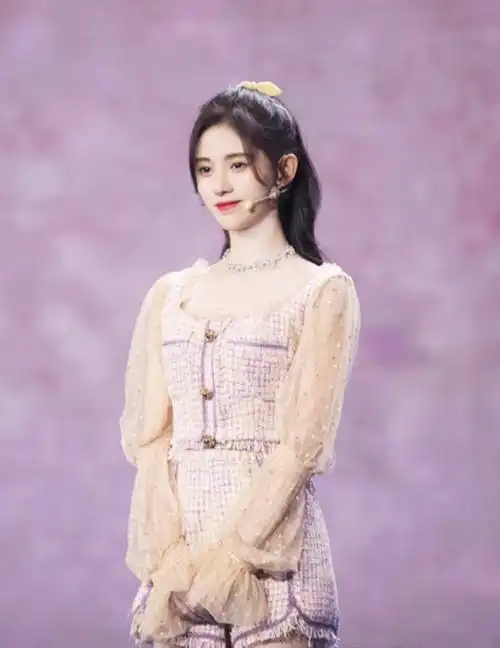 同样是小个子,为何鞠婧祎能穿出"月亮腿"?你和她之间,可能只差这款鞋