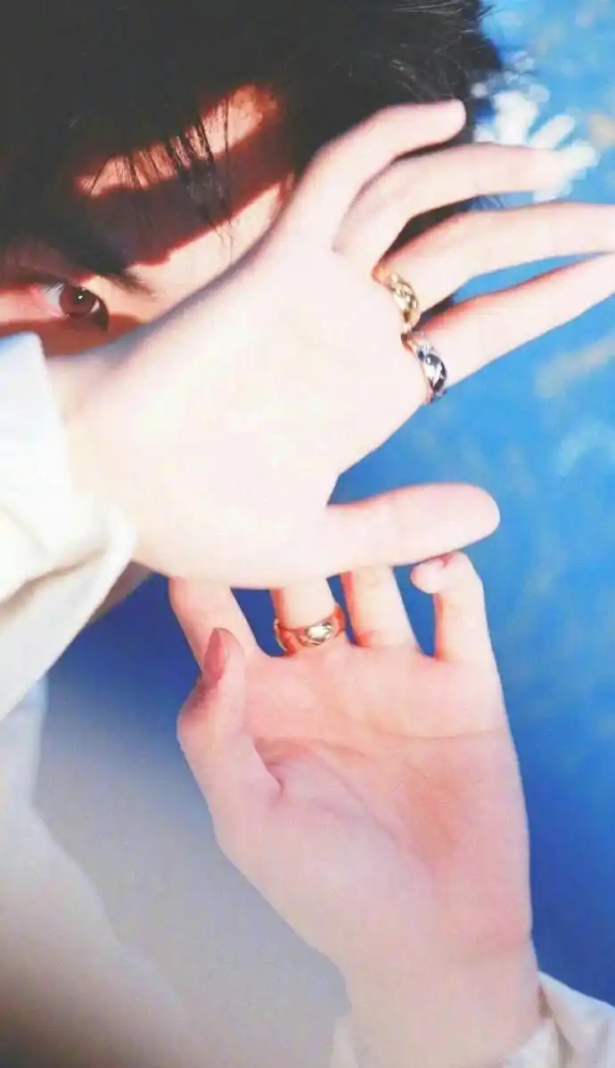 易烊千玺 能牵一下你这么好看的手吗?