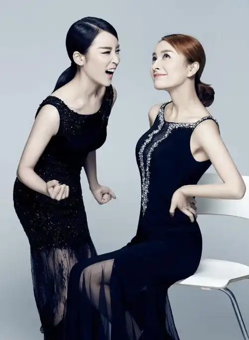 吴京转发与谢楠牵手搂肩画面,深夜嗑自己的cp,网友直呼:他超爱 真是