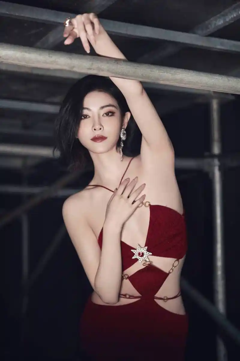 许佳琪性感写真大放女人魅力,深深沉沦在美丽的双眸中