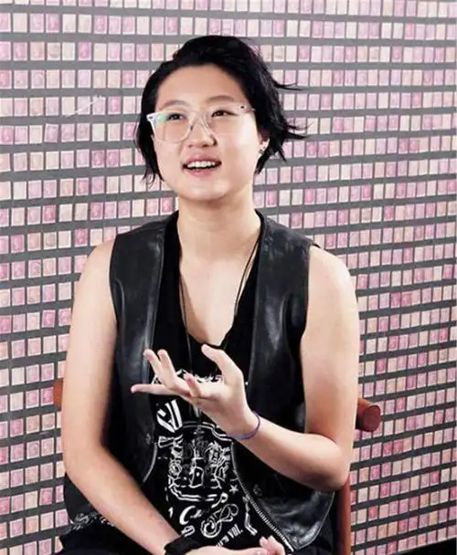 并被灌输了成龙不承认她是亲生女儿的负面情绪