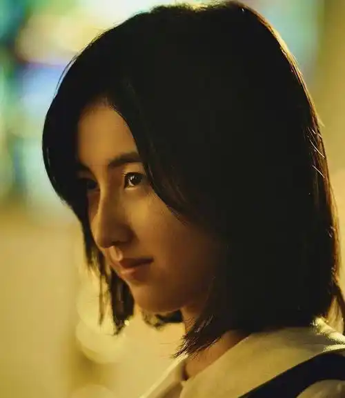 张子枫长大了,穿丁字连体裤游泳,身材"时尚过猛"_吴磊_穿着_泳池