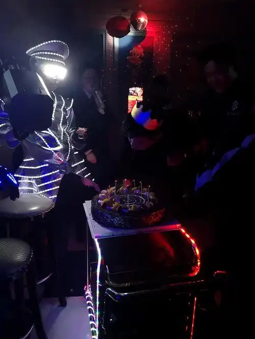 彭山好声音量贩ktv解锁20版生日大趴88元套餐让你享受荧光制服隆重