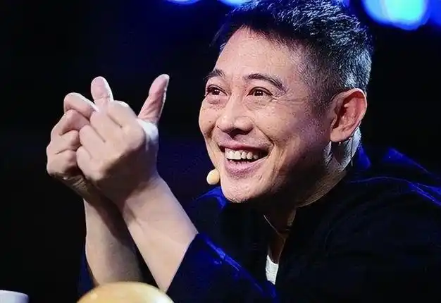 李连杰近照扎小辫满脸黑色老年斑和利智跪坐念经引热议