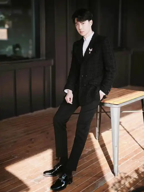 王一博黑西装存图