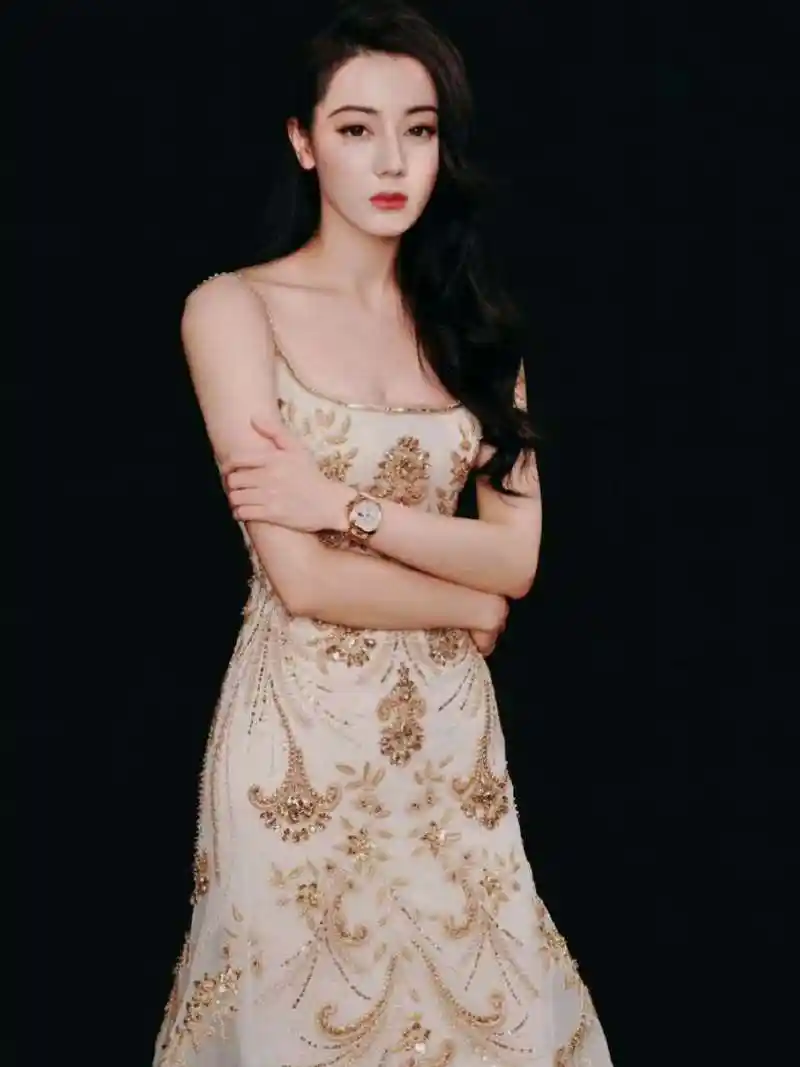 迪丽热巴身穿抹胸吊带金色刺绣长裙,尽显高贵,优雅与奢侈  迪丽热巴以