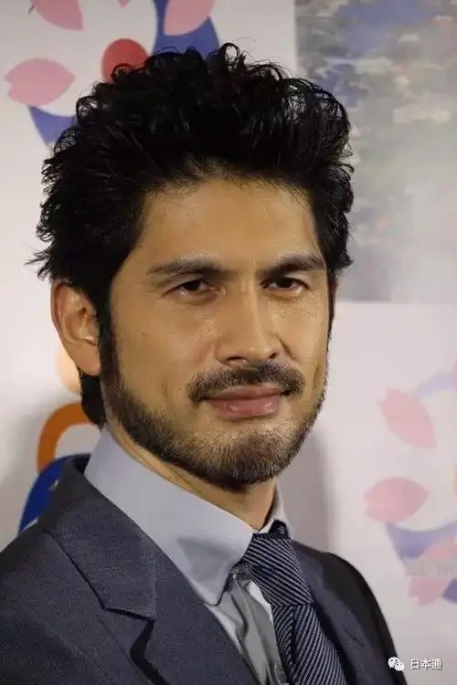 那么,日本人的面部特征到底是什么呢?是厚嘴唇,还是龅牙,或者是小脸?