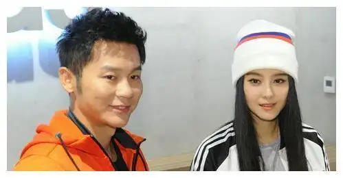 李晨被爆做奶爸!晚间和娇妻甜蜜散步,镜头下恩爱十足!__财经头条