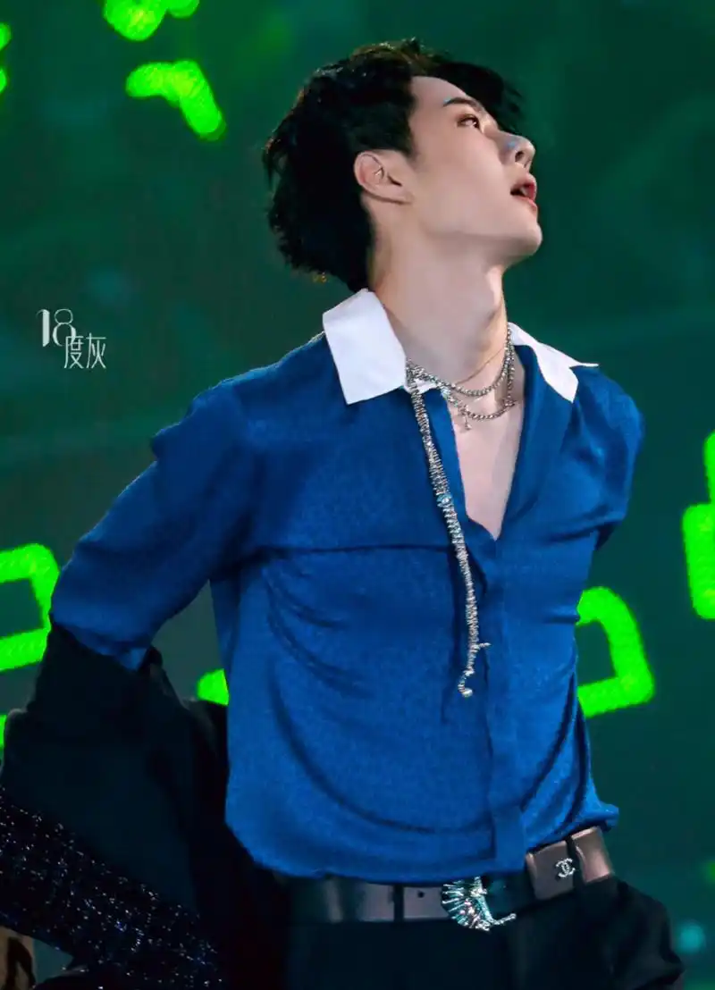 王一博那些性感的,深v,蕾丝,喉结和肌肉,他真的好贵气啊[期待][期待]