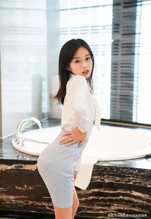 优雅知性美女,白衬衫和淡蓝色短裙,简约又时尚,特别有女王范儿_魅力