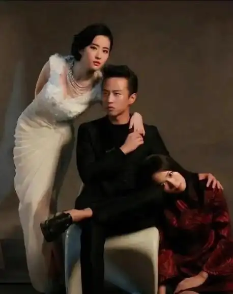 不用猜一定是邓超要求刘亦菲这样拍照的