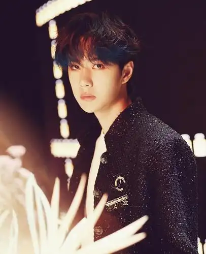 小鲜肉王一博帅气休闲迷人写真