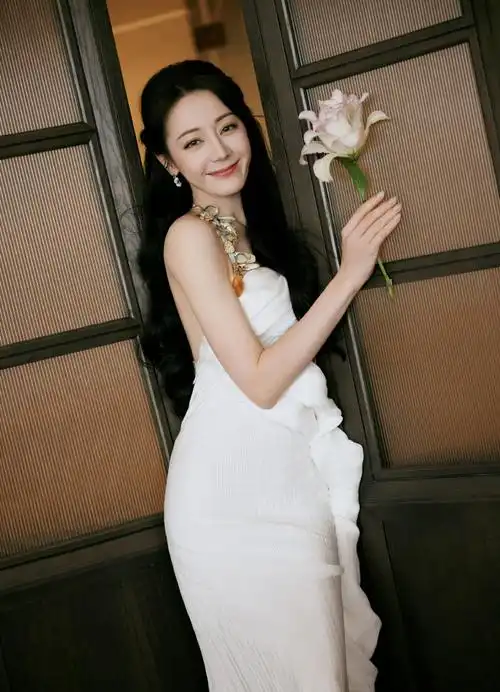 散落万千星辰,小迪@dear-迪丽热巴身着白色礼服,坠入璀璨宇宙,坚定而