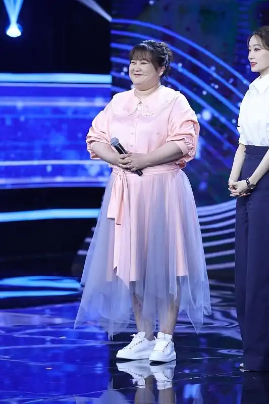 贾玲真的很会搭配,穿的裙子可爱还甜美,比其他女明星更有特色