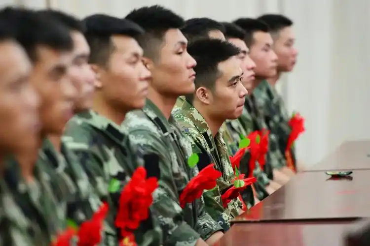 高颜值"退伍兵哥哥"圈粉无数 我们这儿还有更多照片与更多心声