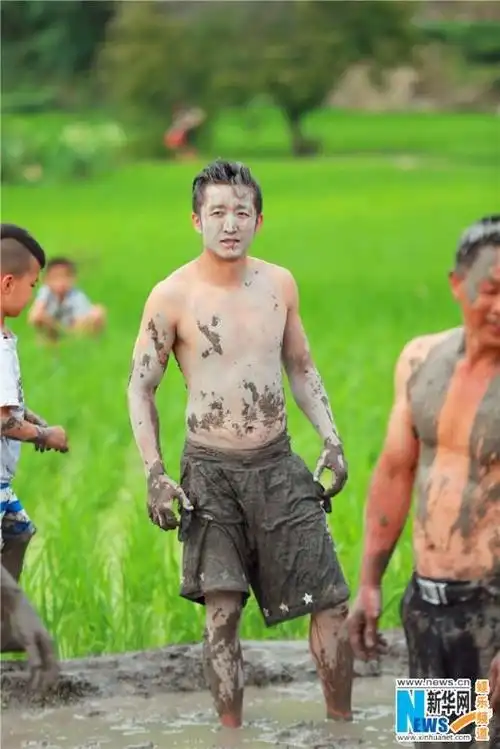 萌娃泥地变泥娃 诺一抓泥鳅逗妹妹开心(组图)