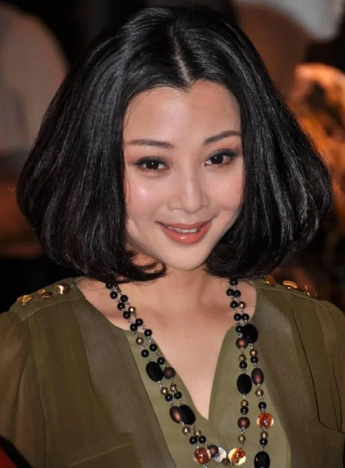 殷桃气质真绝了!穿老土"大妈裙"仍嫩似少女,甜媚到骨子里了