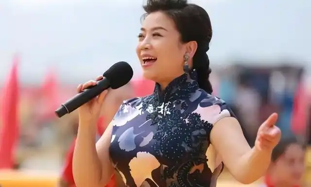 张也的前夫是知名导演关锦鹏,两个人情投意合,在相爱一段时间之后就