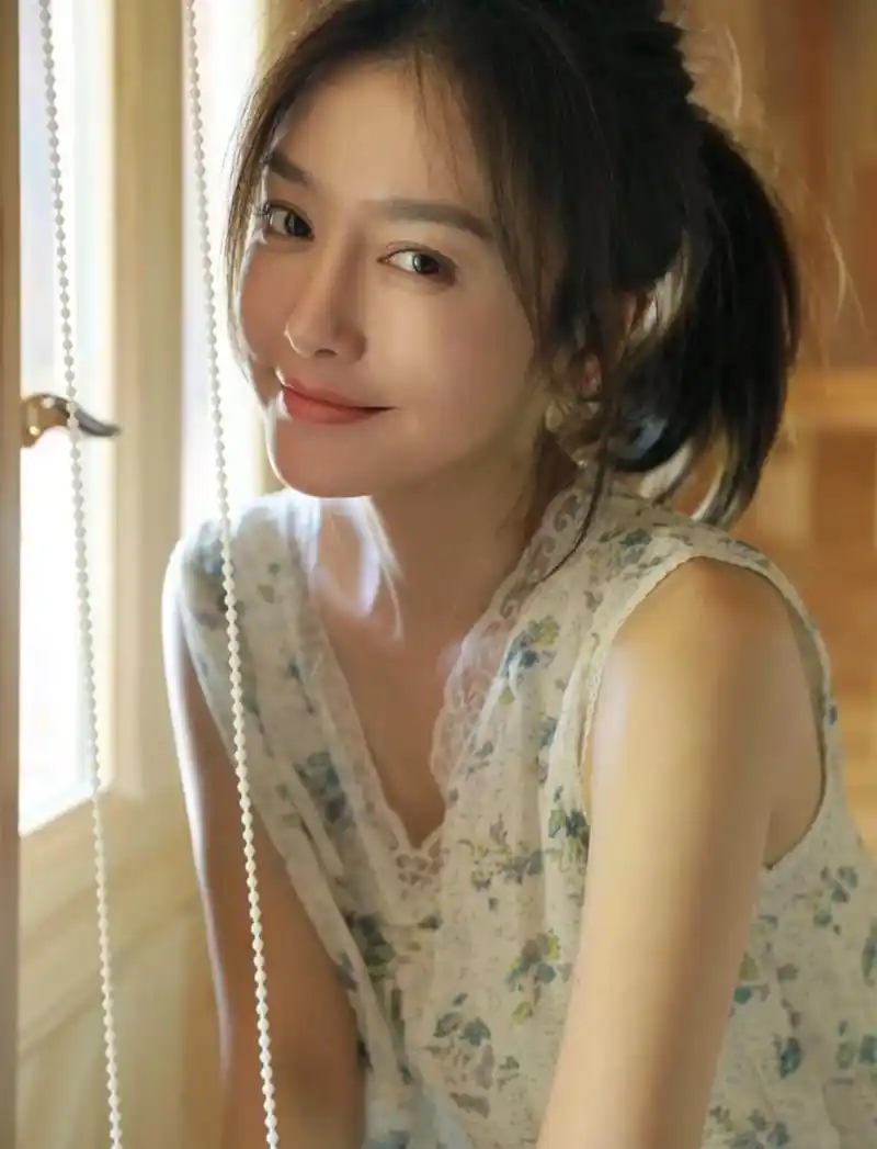 分享一组秦岚的家居写真!这是50岁的女人?我20岁都没她这么好看!