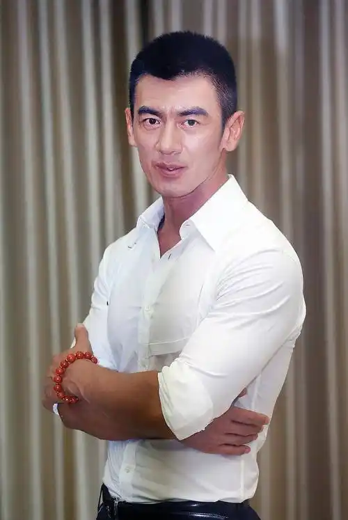 "特种兵"任天野我们心中的"硬汉男神"_肌肉_道路_身材