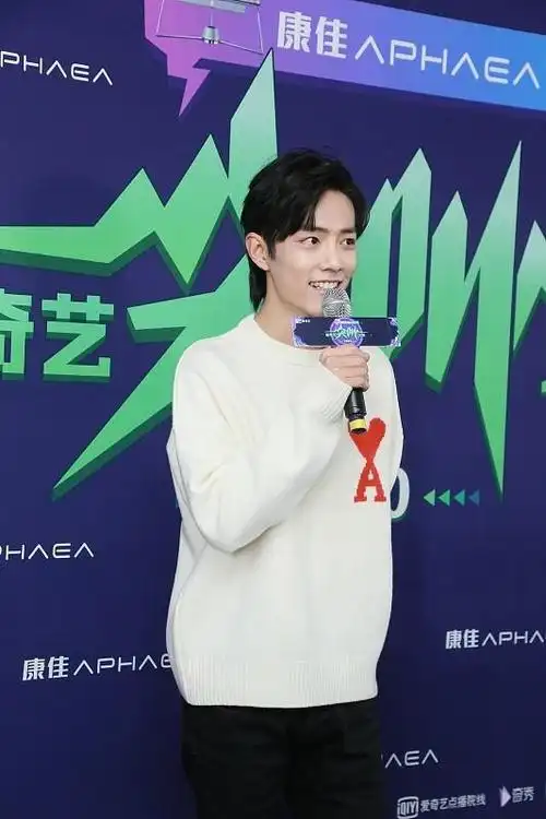 肖战生图状态也不差,身穿"白色爱心毛衣"好帅气,像个大学生