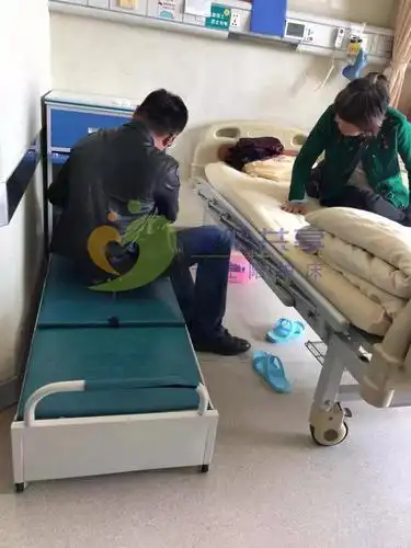 陪护床成病房夜间标配,医院打算引进共享陪护床
