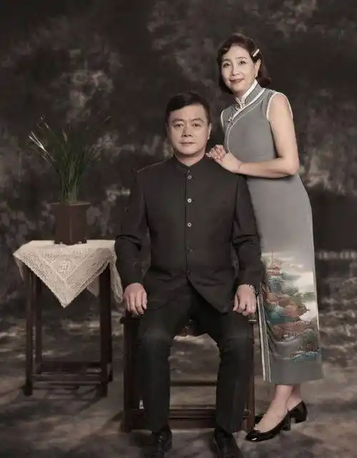 包文婧携父母拍民国风全家福,穿旗袍温婉动人,一家人都是高颜值_包