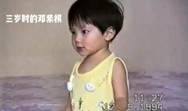 邓紫棋三岁时背古诗视频曝光,摇头晃脑超可爱,圆圆脸像极了ella