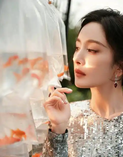 杨幂穿上飘逸银色长裙,瞬间变身仙女!美丽达到新高度