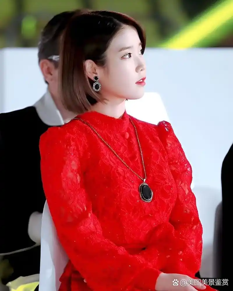 韩国全能明星李知恩惊艳写真,iu身着性感服装,展现出完美的身材和迷人