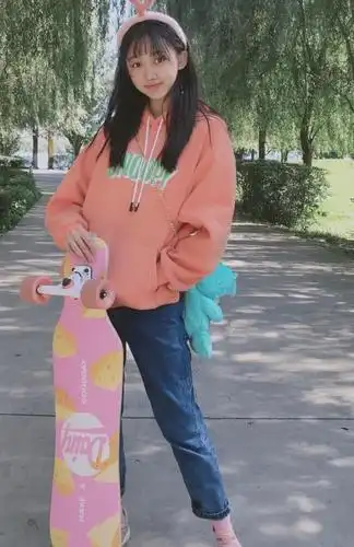 曲芷含穿上了直筒牛仔裤搭配了一件卫衣凸显出了时尚感