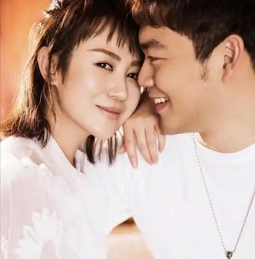 马丽被这份爱意感动了,她答应了许文赫的追求,当起了对方的女朋友.