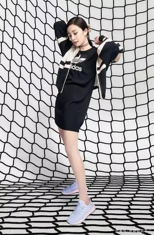 杨幂又营业了,终于不再玩下衣失踪,一身早秋运动装,眼神超带感