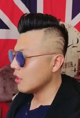 2020年男生莫西干头发型帅气的男生短发图片