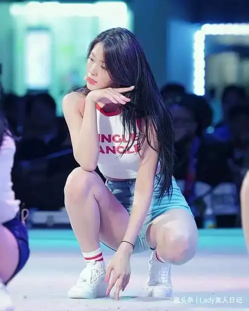 金雪炫这腰真的是好!穿着牛仔短裤 露腰背心清爽甜美,画面太美_身段