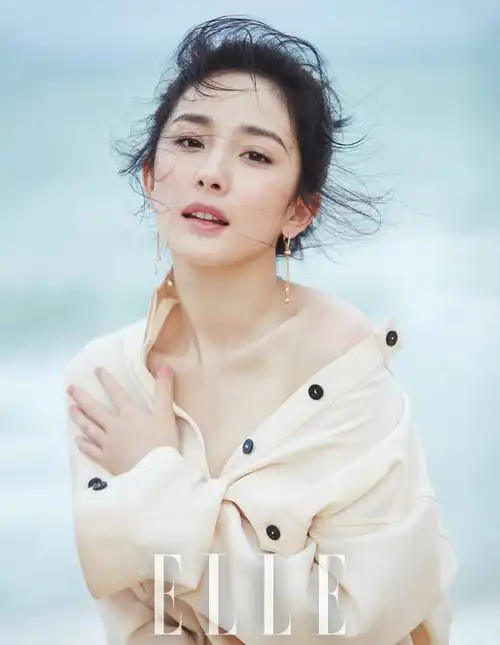 2017《elle 世界服装之苑》八月刊封面:杨幂(阳光,大海.