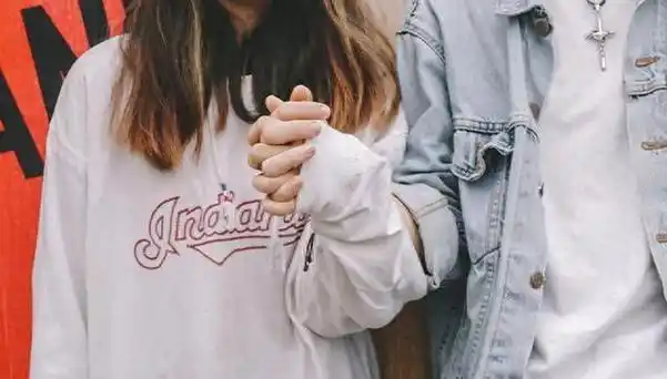 不帮我弟就别过了妻子跑回娘家半个月回来她崩溃大哭