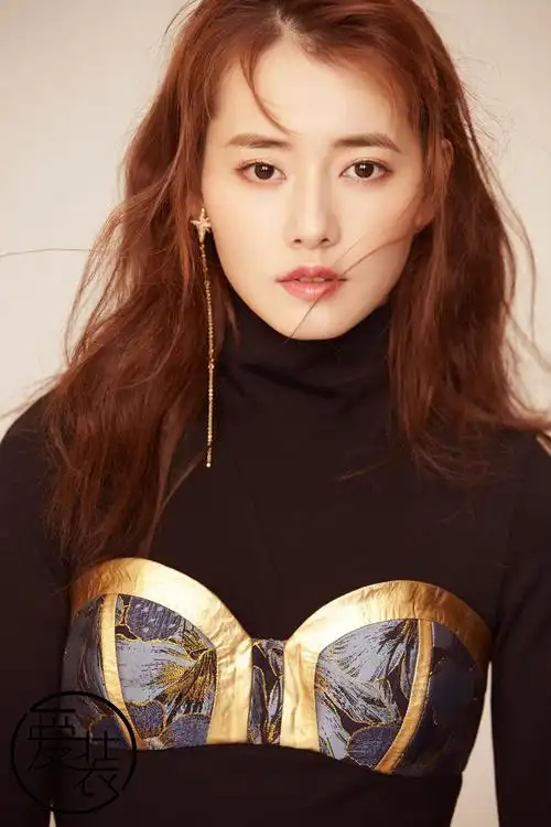 柴碧云个性演绎"黑色诱惑" 肆意不羁尽显洒脱魅力