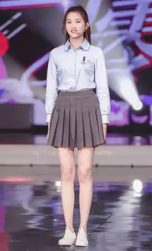 关晓彤在上大学之前 可以说为零 上学都是穿校服加帆布鞋