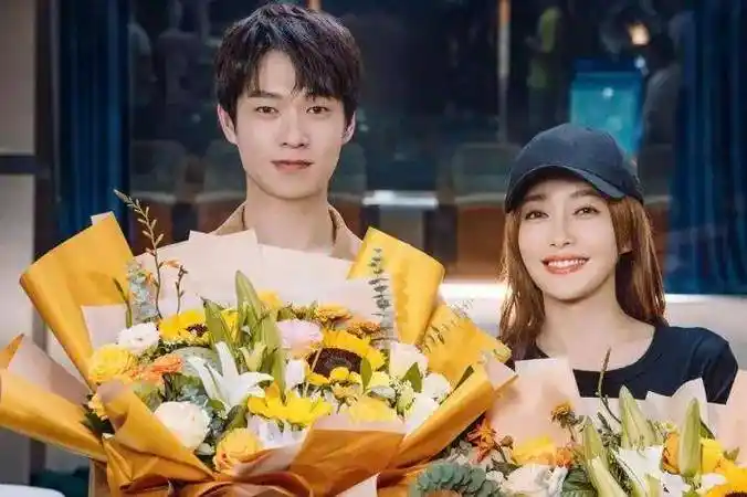 秦岚在某一节目中被问及关于与魏大勋恋情时,她表示就是大家看到的