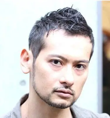 男生两边剃短来点卷怎么样 男生两侧剃短纹理烫发型图片