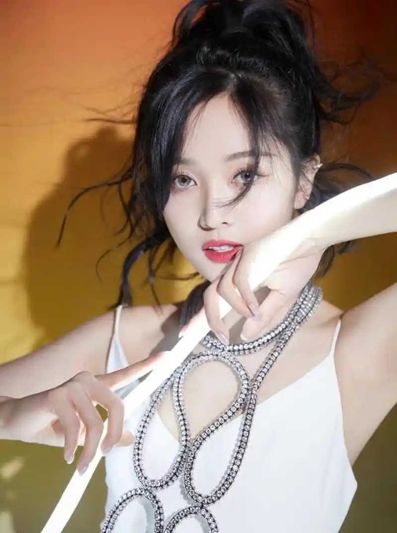 颜值与实力并存的性感女神#吴宣仪# 雪肤玉貌,身姿窈窕,白皙水嫩的