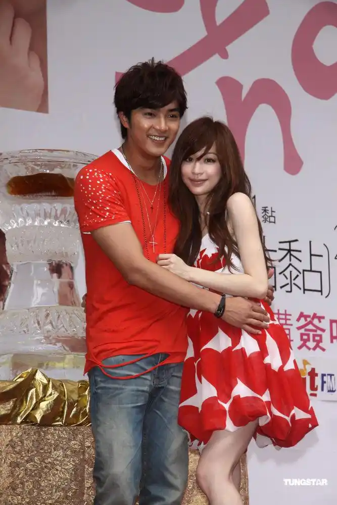 组图:王心凌新专辑预购签唱 好友贺军翔到场支持_高清