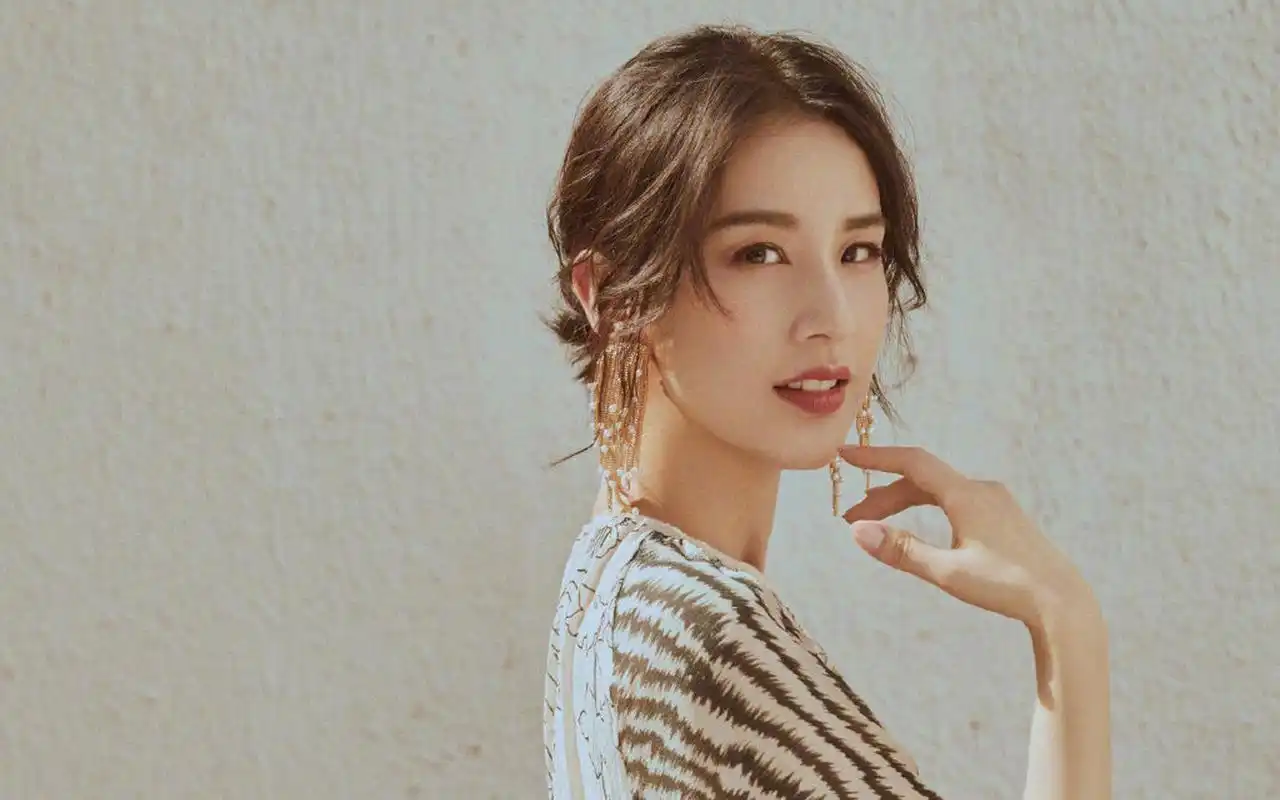 黄圣依优雅迷人写真桌面壁纸