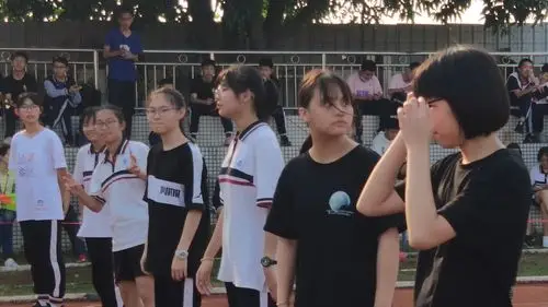 石北中学第25届校运会,高二12班获得高二团体第二名的好成绩,获得体育