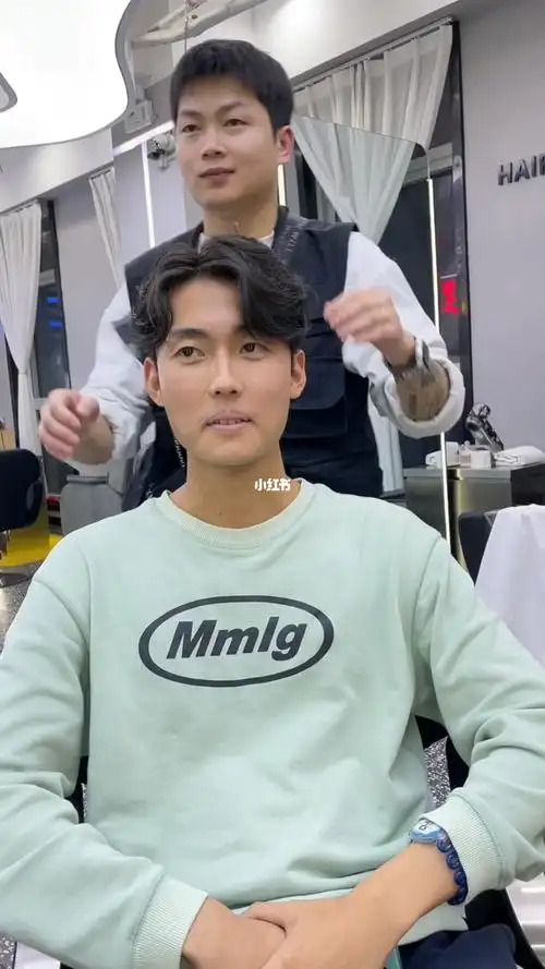 男生中分纹理烫