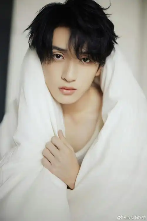 严浩翔小时候#    "男生是应该适当给女生一些依靠,不过我觉得,这样