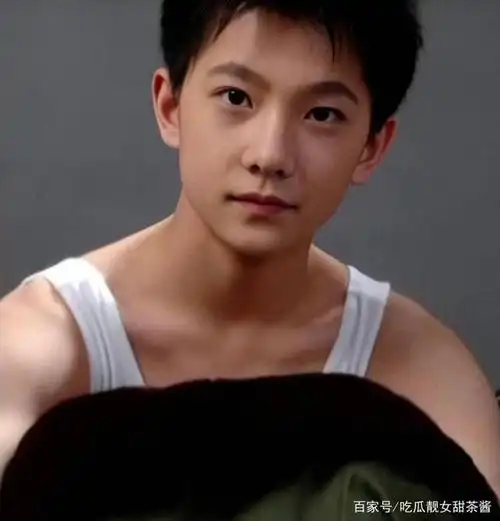 杨洋12岁照片,根正苗红的军艺校草