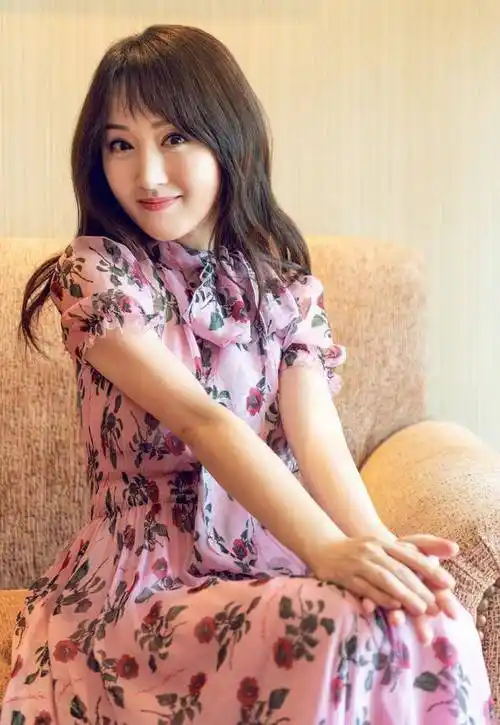 原创48岁杨钰莹晒近照逛图书馆文艺气息满满状态年轻气质超好